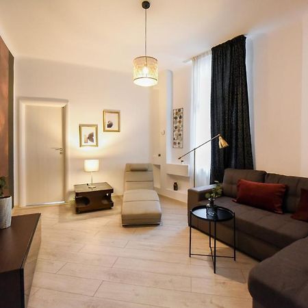Amazing Location & Elegant Apt - Old Town Apartment บูคาเรสต์ ภายนอก รูปภาพ