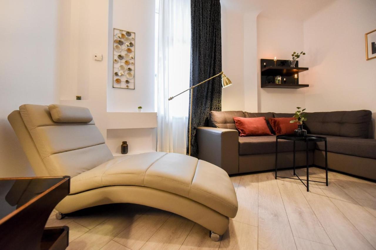 Amazing Location & Elegant Apt - Old Town Apartment บูคาเรสต์ ภายนอก รูปภาพ