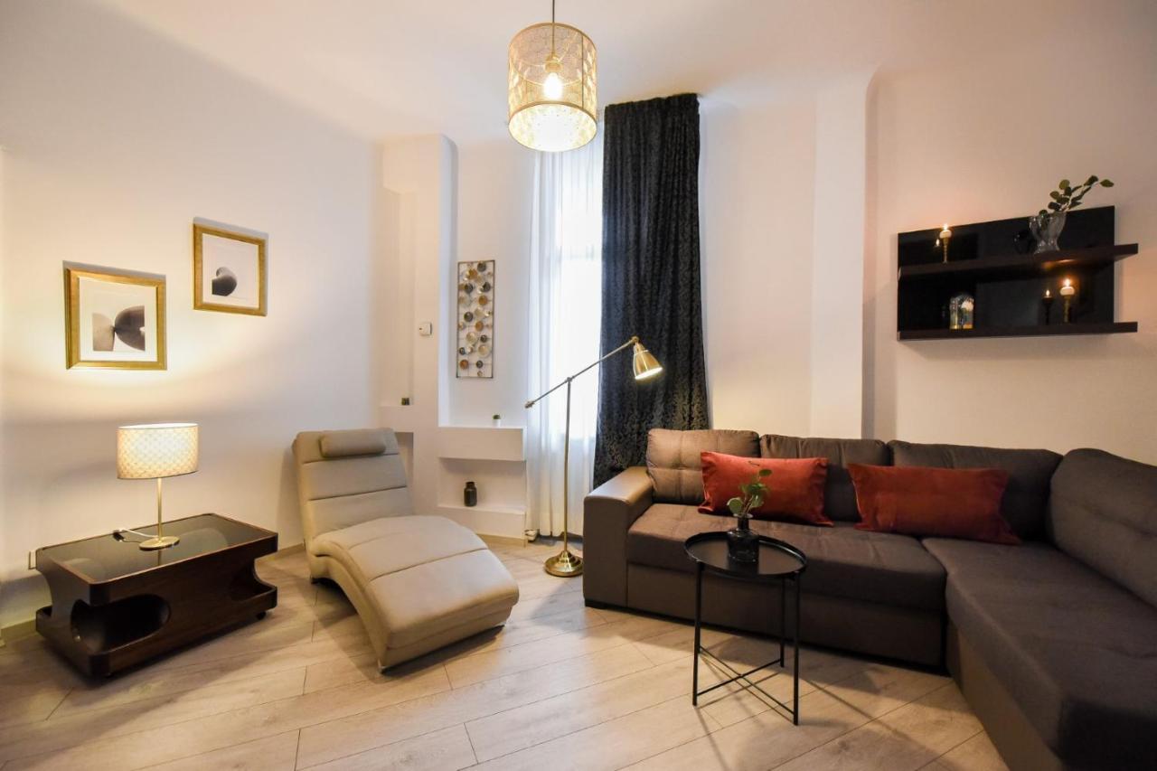Amazing Location & Elegant Apt - Old Town Apartment บูคาเรสต์ ภายนอก รูปภาพ