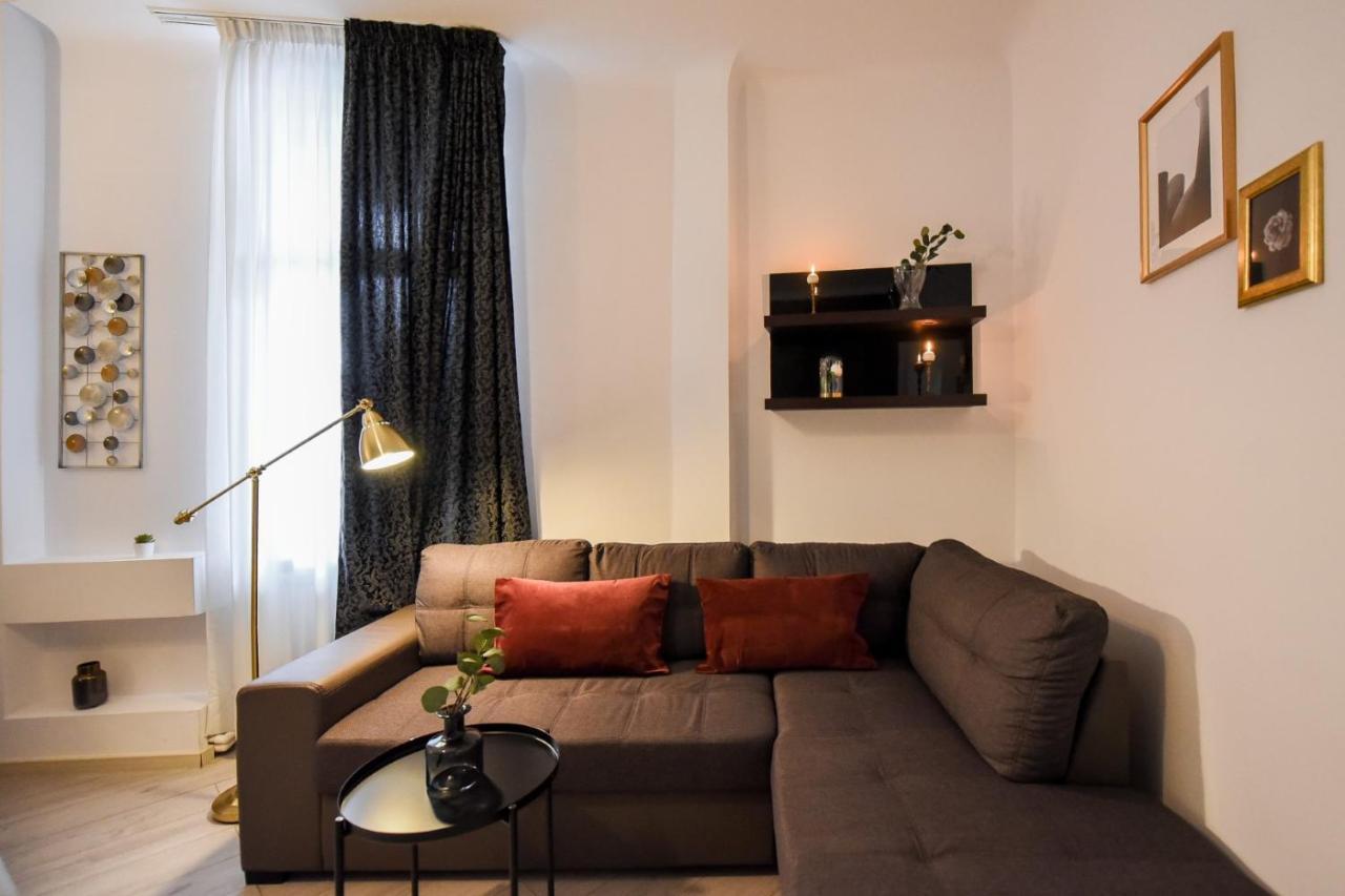 Amazing Location & Elegant Apt - Old Town Apartment บูคาเรสต์ ภายนอก รูปภาพ