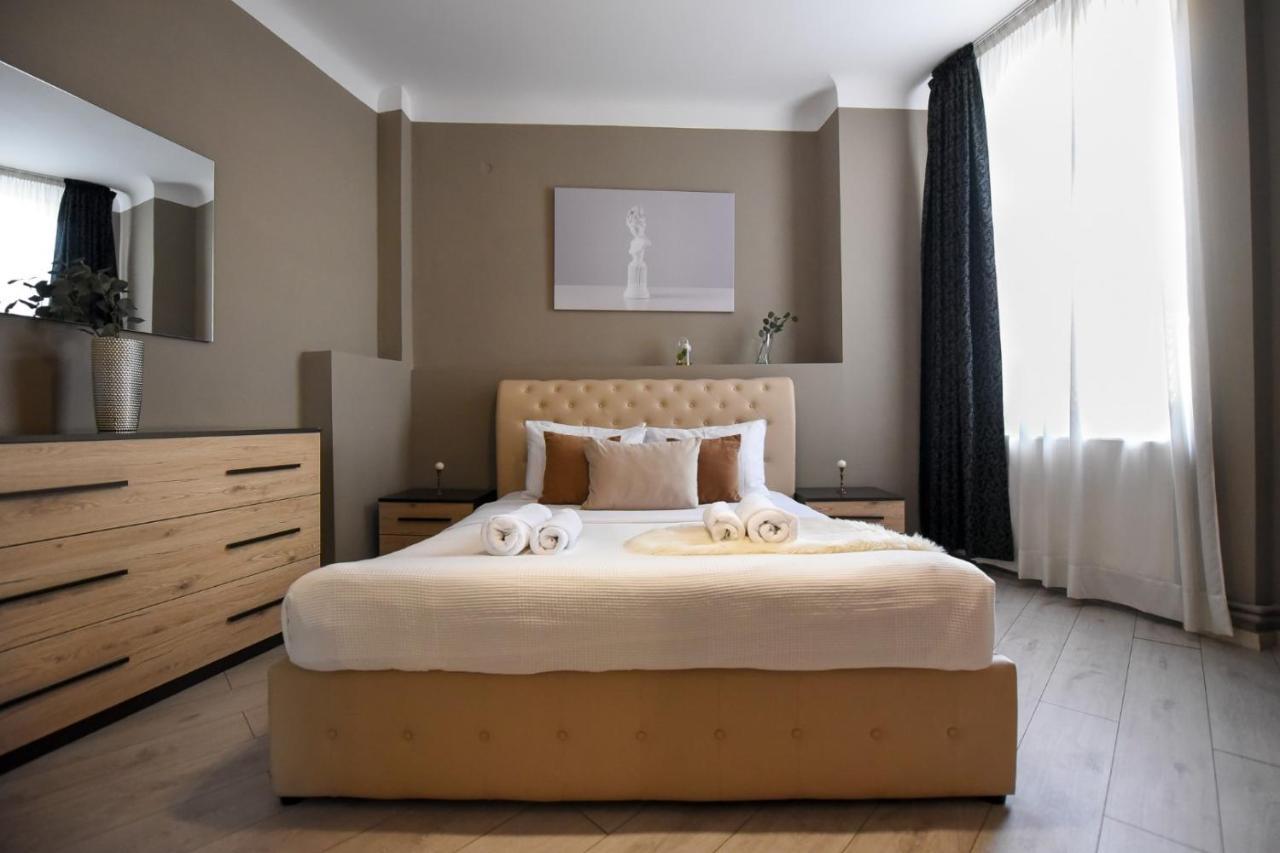 Amazing Location & Elegant Apt - Old Town Apartment บูคาเรสต์ ภายนอก รูปภาพ