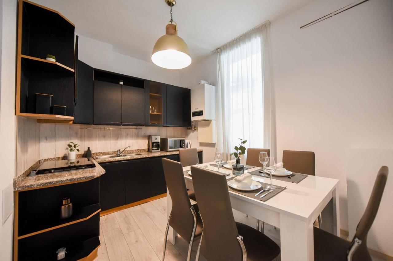 Amazing Location & Elegant Apt - Old Town Apartment บูคาเรสต์ ภายนอก รูปภาพ